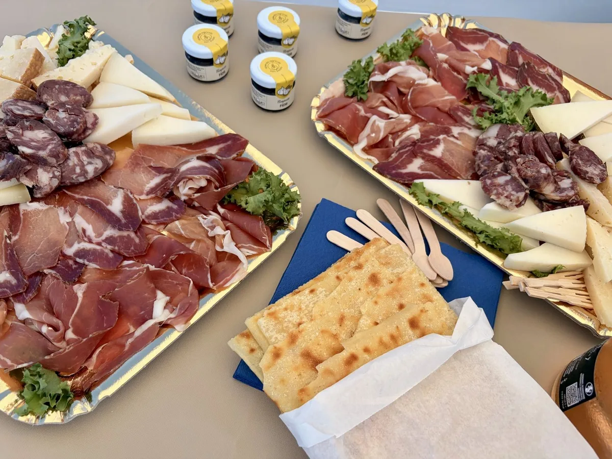 Aperitivo sardo servito a bordo