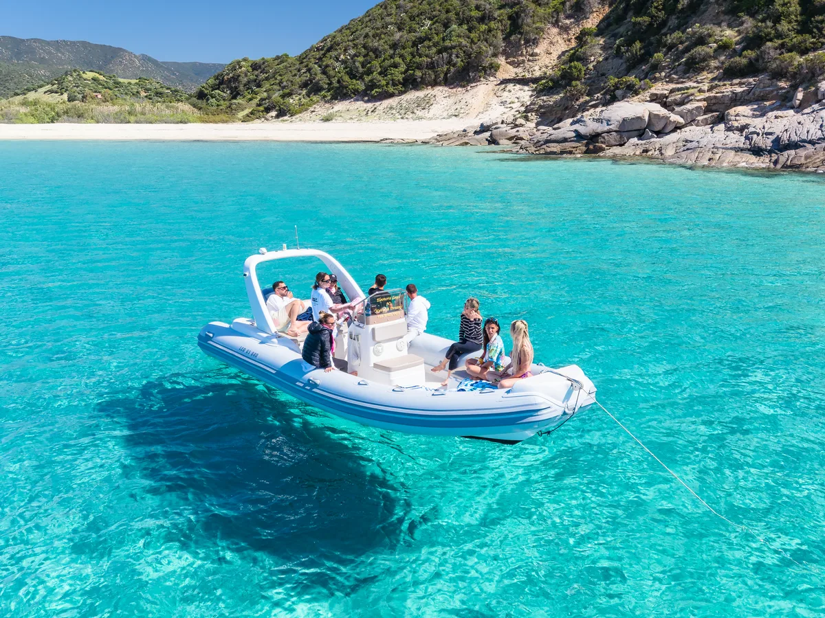 Gommone Waves & Dreams in acqua cristallina